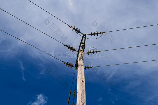 木质电力杆塔，高电压，蓝天背景