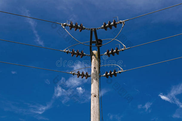 木质<strong>电力杆塔</strong>，高电压，蓝天背景