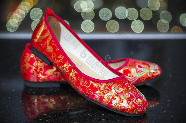 一双传统的红色结婚鞋。