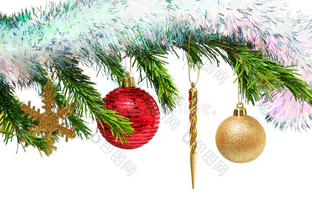 圣诞玩具在冷杉树上的树枝上，白色的