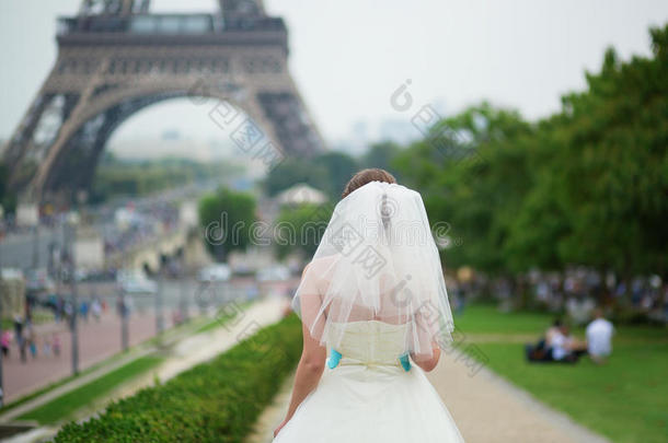 快乐年轻美丽的巴黎新娘