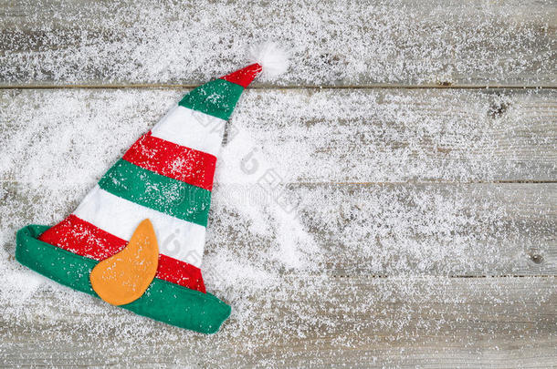 圣诞精灵在有雪的乡村木头上的长袜