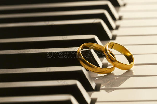 钢琴上的结婚戒指