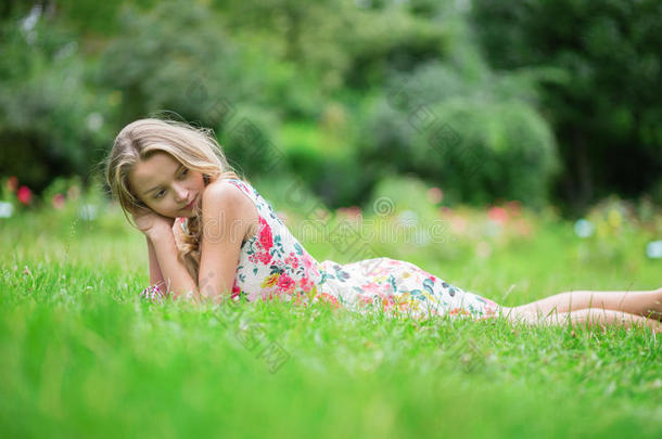 夏天躺在草地上的小女孩