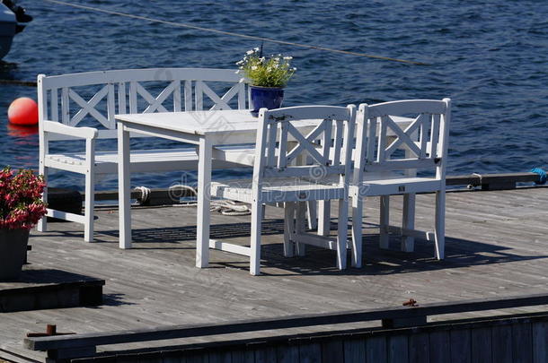 挪威码头上的白色桌椅