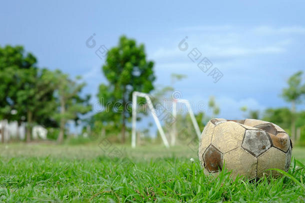旧瘪了的足球，草地上的旧瘪足球