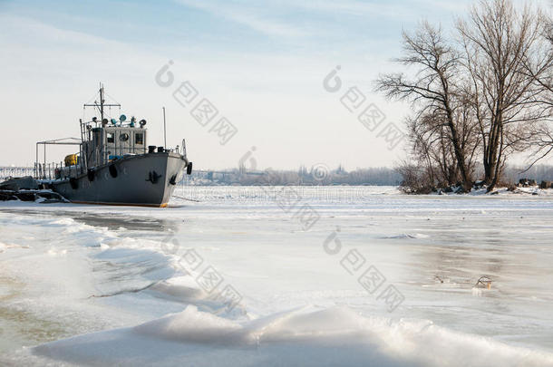 冰天雪地的船
