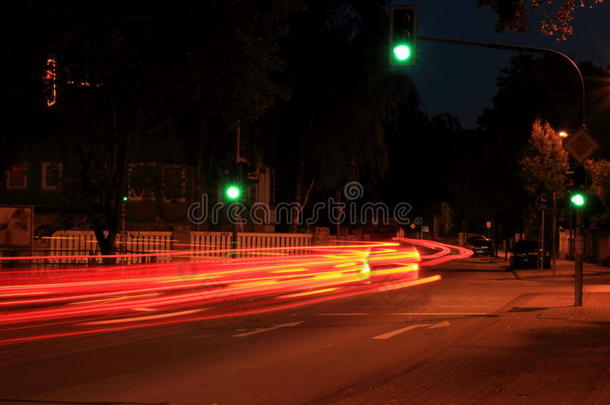 德国夜间城市街道有绿色交通灯