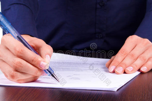 女人在桌子上<strong>签</strong>了一份合同，被隔离在白色上面