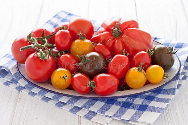 色彩缤纷的西红柿碗
