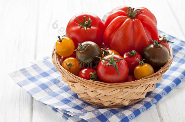 色彩缤纷的西红柿篮子