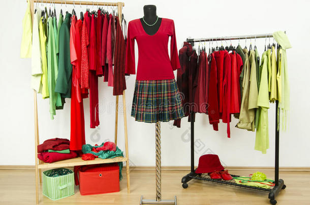 衣架上有红色和绿色互补色的衣柜。