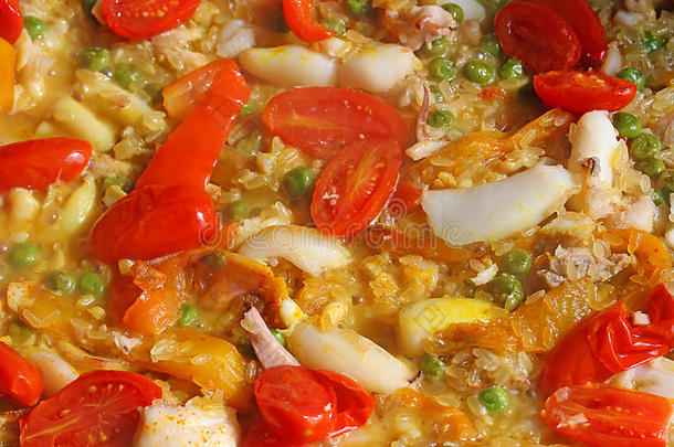 西班牙米饭瓦伦西亚和海鲜饭配新鲜西红柿和鱼