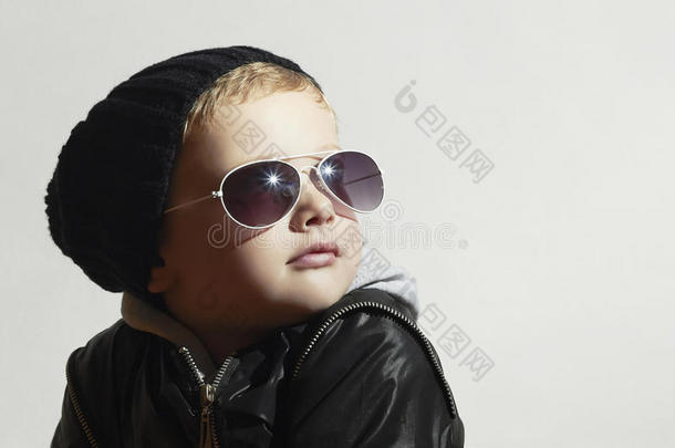 时尚小男孩太阳镜。孩子。冬天风格。孩子们时尚