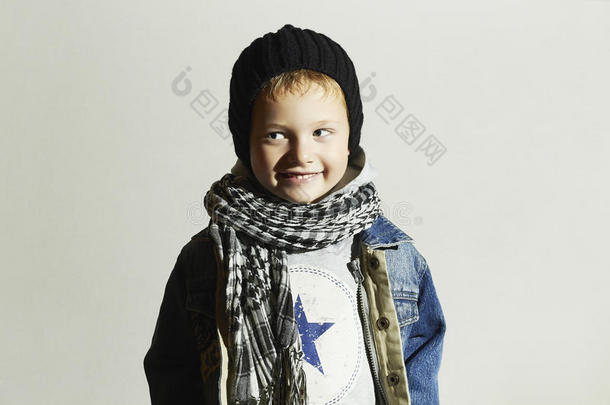 <strong>时尚</strong>的小男孩穿着围巾和牛仔裤。<strong>冬</strong>天的风格。<strong>时尚</strong>的孩子。滑稽的孩子。微笑快乐