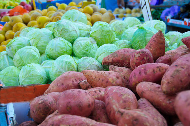 以色列市场农产品：山药、卷心菜等