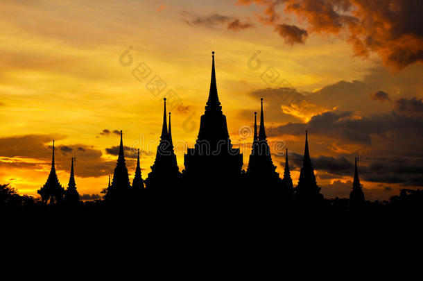 暮色天空背景下的古泰国寺庙轮廓