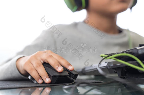 游戏玩家小孩在鼠标上点击的右手特写镜头（手上有选择地聚焦）