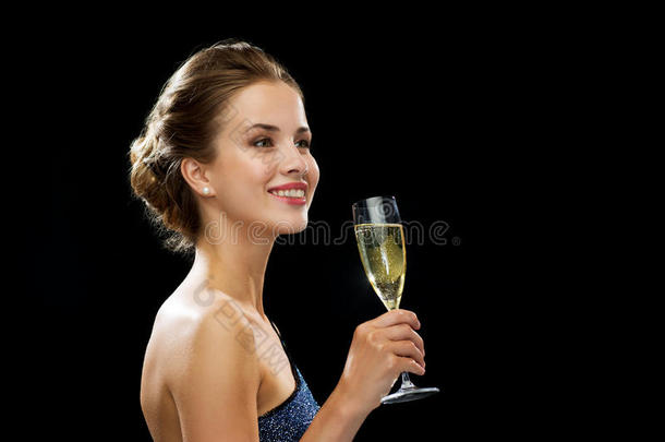 微笑的女人拿着一杯起泡酒