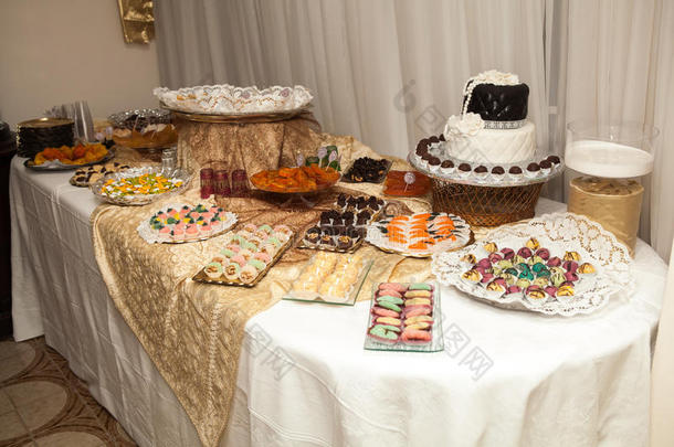婚礼或活动派对上的优雅甜美餐桌