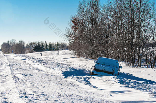 小货车陷在雪地里