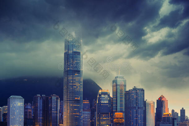 风雨交加的香港城市景观-令人惊叹的气氛
