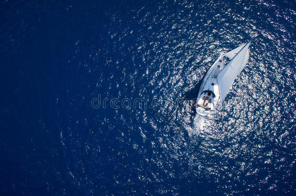 在风大的日子里，游艇在开阔的海面上航行。无人机视图-鸟瞰角