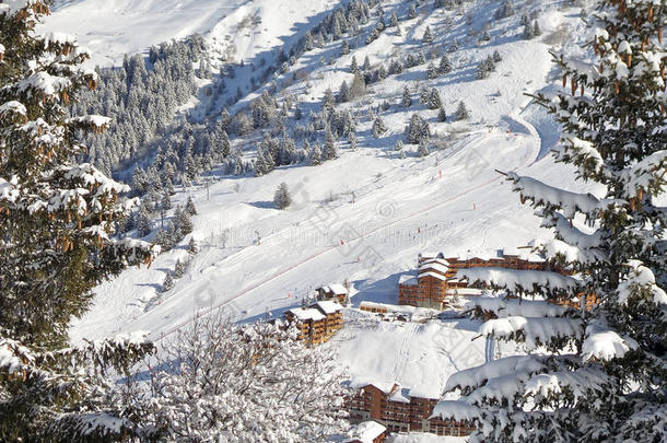 雪景与滑雪小屋，梅里贝尔，阿尔卑斯山