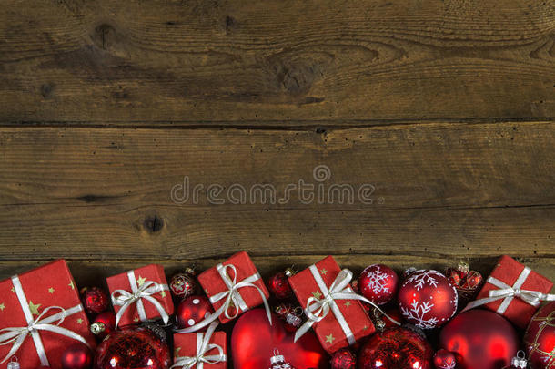 圣诞框架或边框与红色礼物在木制旧背景。