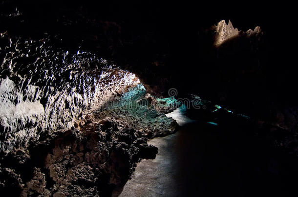 水生的拱门洞穴攀登黑暗的