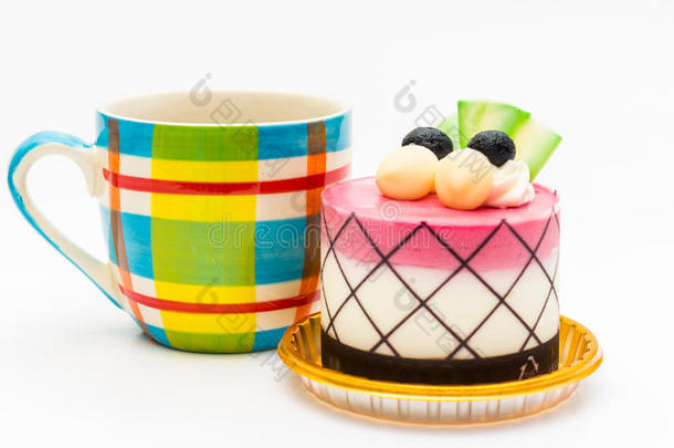 蓝莓纸杯蛋糕与黑色咖啡在彩色咖啡杯