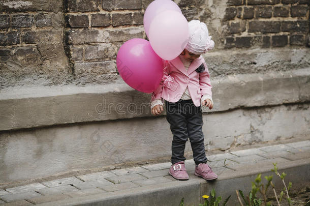 粉色气球可爱女孩肖像
