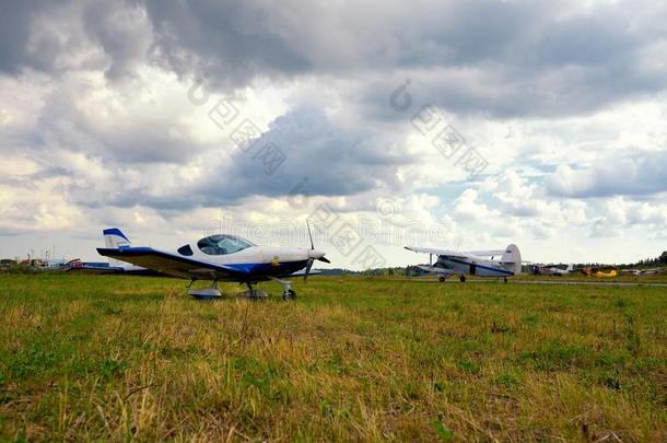 草地上的超轻型飞机