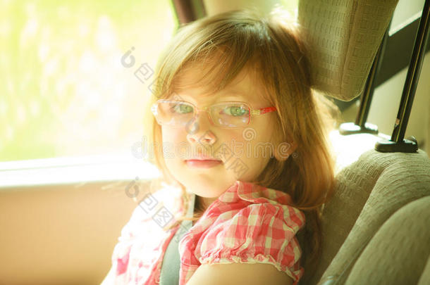 运输。坐在车里的小女孩