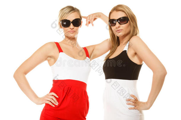 两个穿着<strong>夏装</strong>墨镜的疯女人。