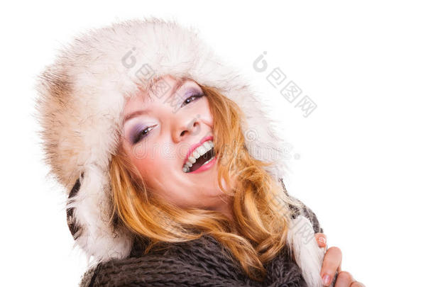冬装时尚女孩戴着皮草帽子做着有趣的隔离