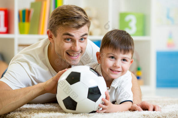 孩子和父亲踢足球