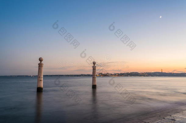 欧洲里斯本，葡萄牙，日落商业广场码头立柱