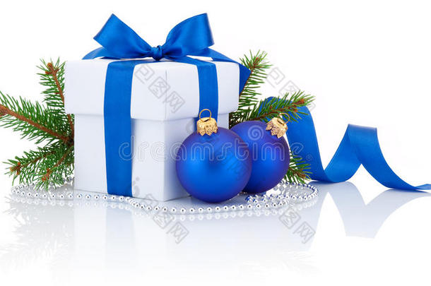 白盒子蓝丝带，<strong>松树枝</strong>和两个圣诞球