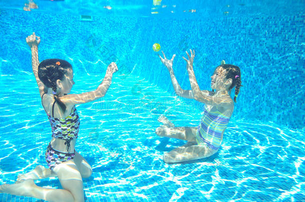 快乐活泼的孩子们在游泳池里游泳，在水下玩耍