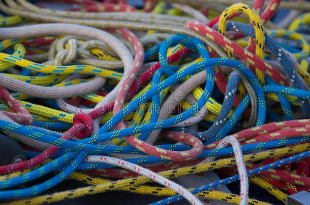 游艇上的索具。五颜六色的绳子。浅景深
