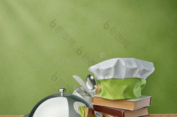 食物托盘，帽子厨师和食谱上的绿色复古背景
