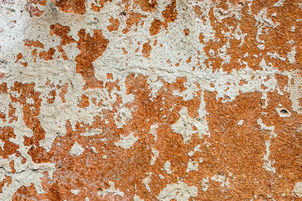 混凝土表面有残留的白色涂料和橙色涂料