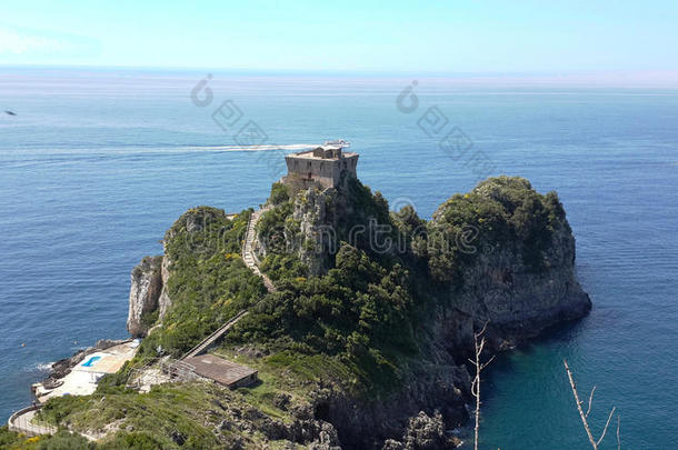意大利统治着半岛上<strong>任何地方</strong>的小城堡