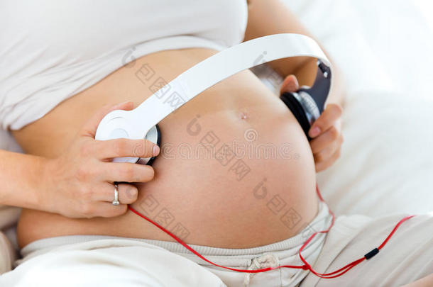 孕妇肚子上戴着耳机