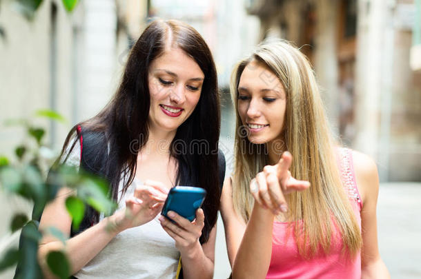 两个漂亮的女孩用智能手机找路