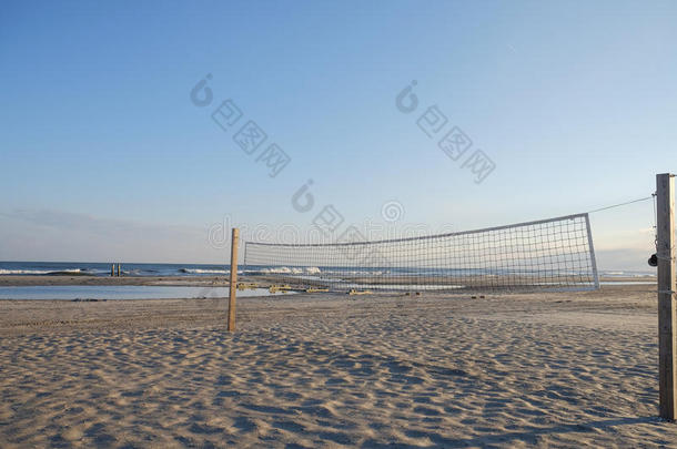 黄昏时分，大西洋城市海滩上空无一人的排球场