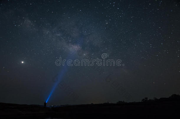 宇宙中有恒星和太空尘埃的银河系