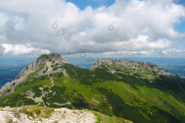 波兰塔特拉山脉，青山<strong>绿水</strong>，山谷和岩石峰在阳光明媚的<strong>蓝天</strong>下