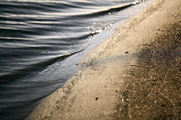 海滨沙滩沙滩沙滩上的河流痕迹